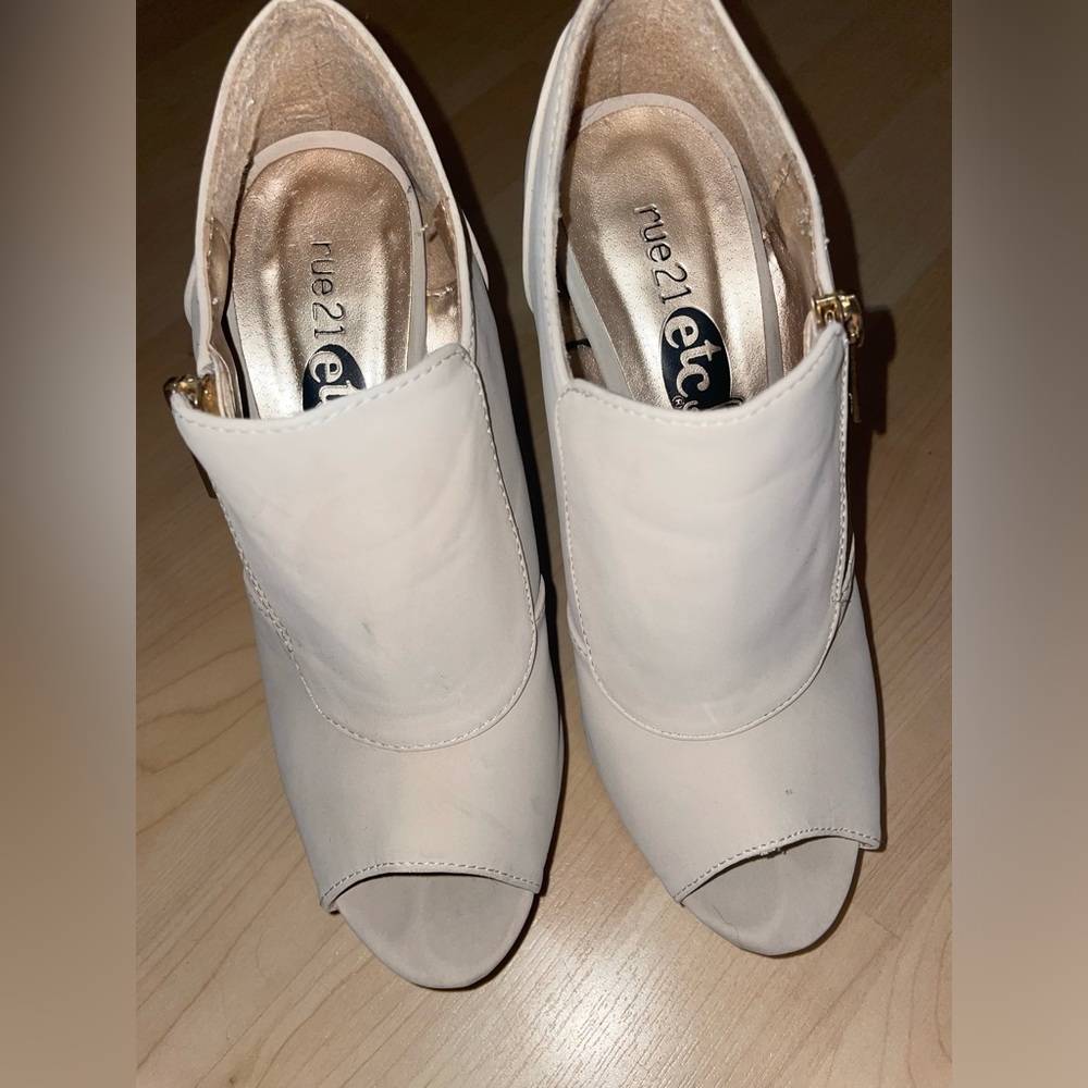 Creme Heels - Picture 2 of 2